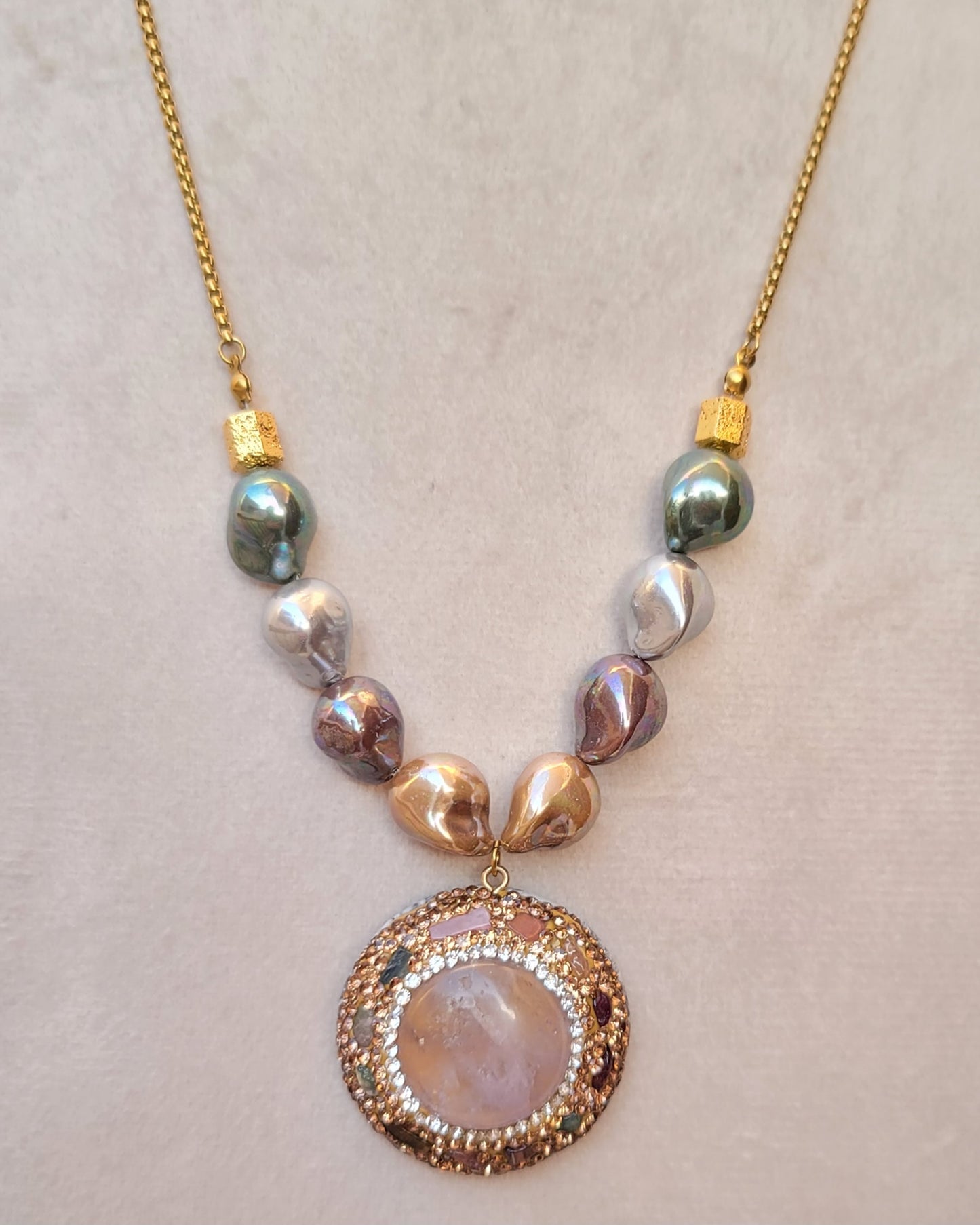 Colored Shell Pearl Necklace With Natural Stone Pendnat