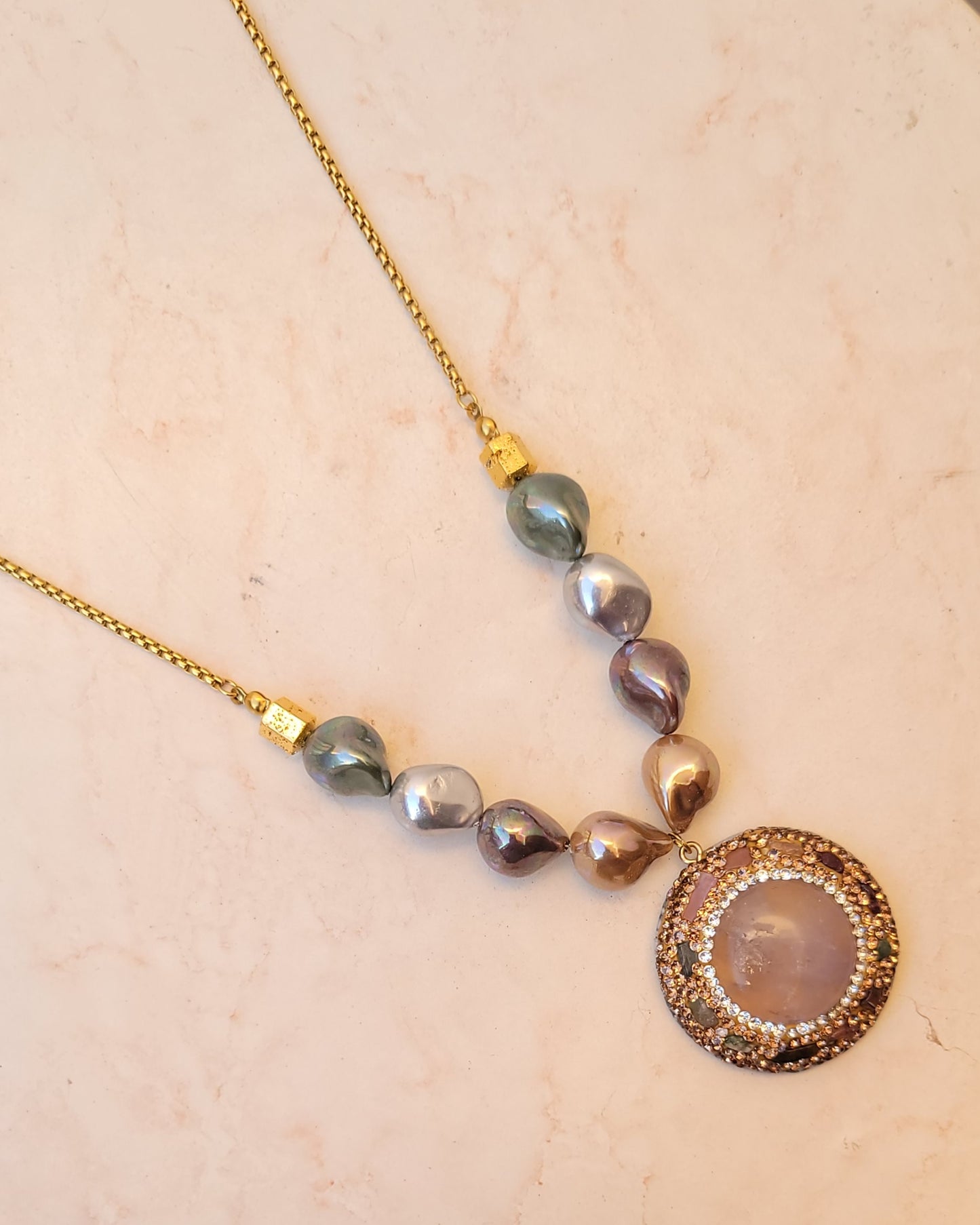 Colored Shell Pearl Necklace With Natural Stone Pendnat