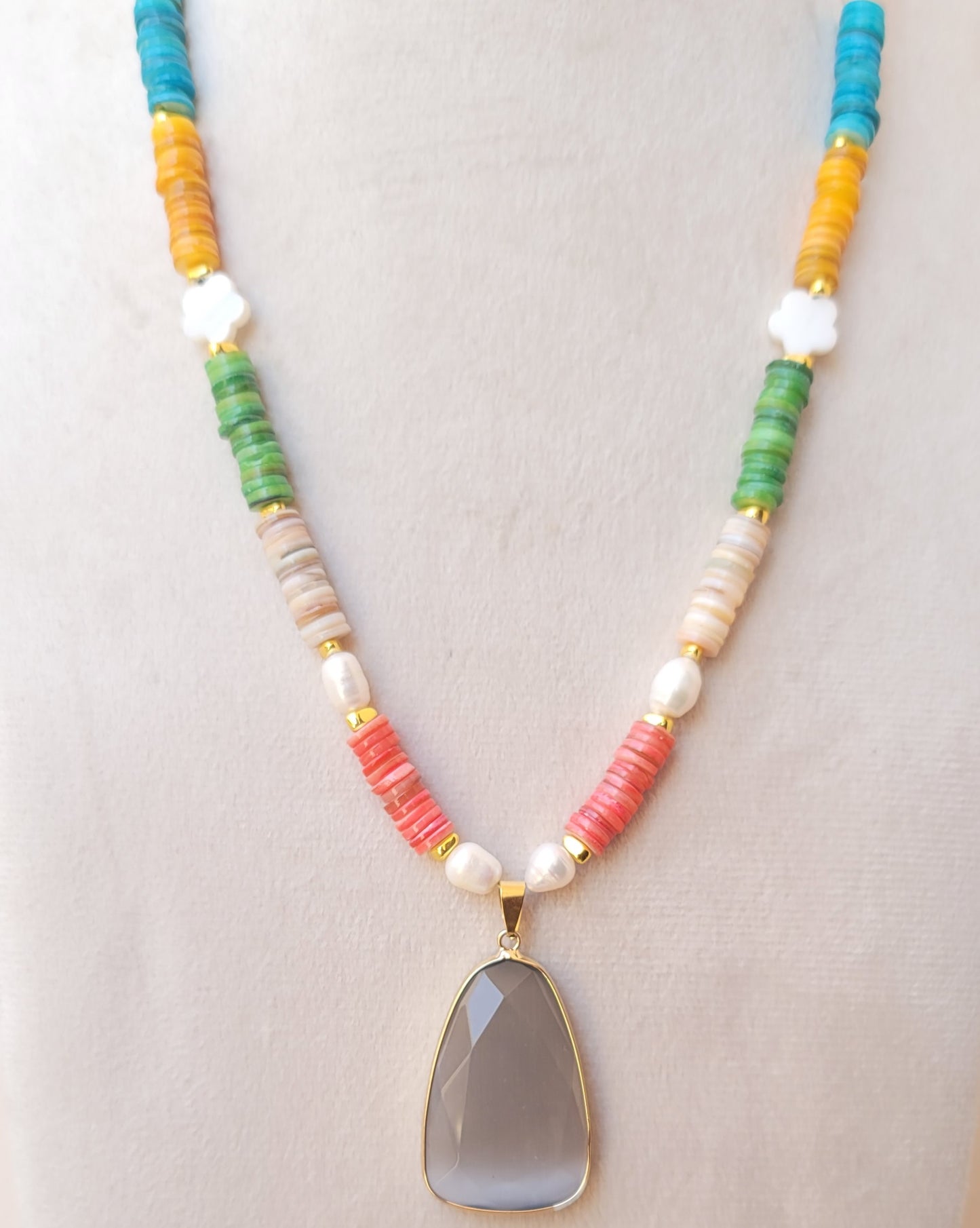 Colored Seashell Chips Necklace With Pearls