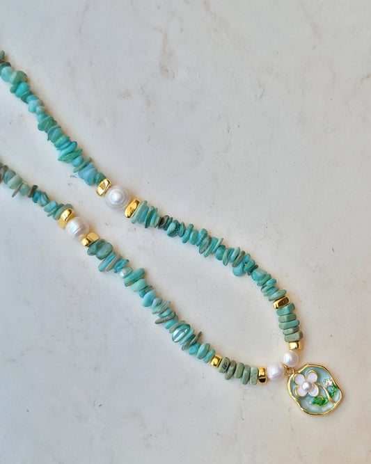 Stone Chips Necklace With Gold plated Floral Pendant