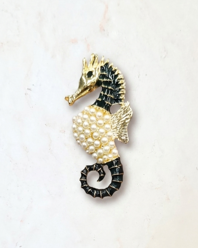 Seahorse Pearls Brooch - Black