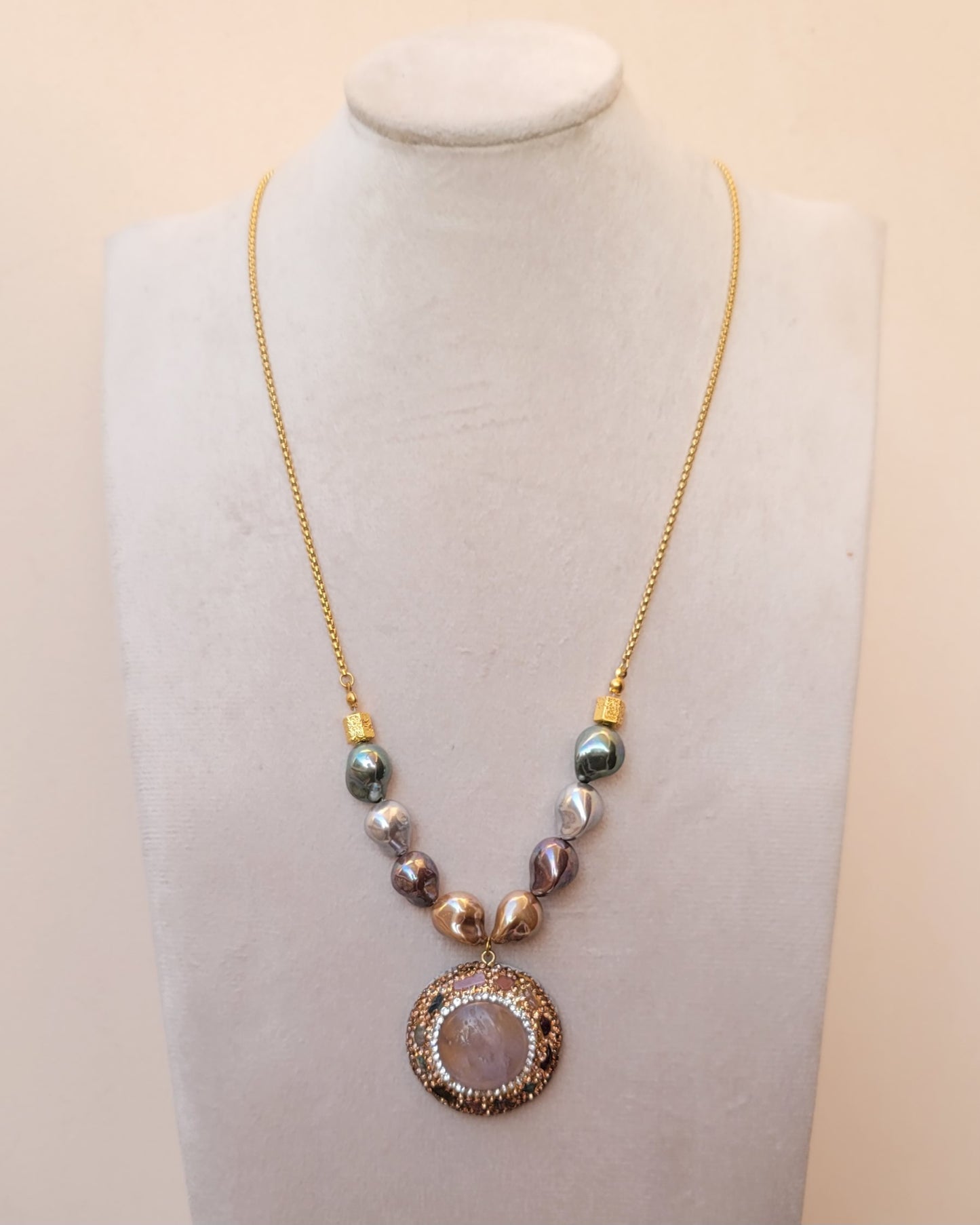 Colored Shell Pearl Necklace With Natural Stone Pendnat