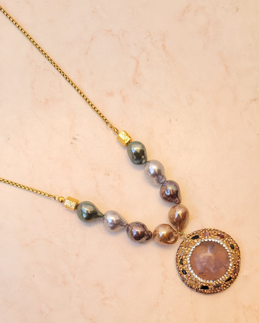 Colored Shell Pearl Necklace With Natural Stone Pendnat