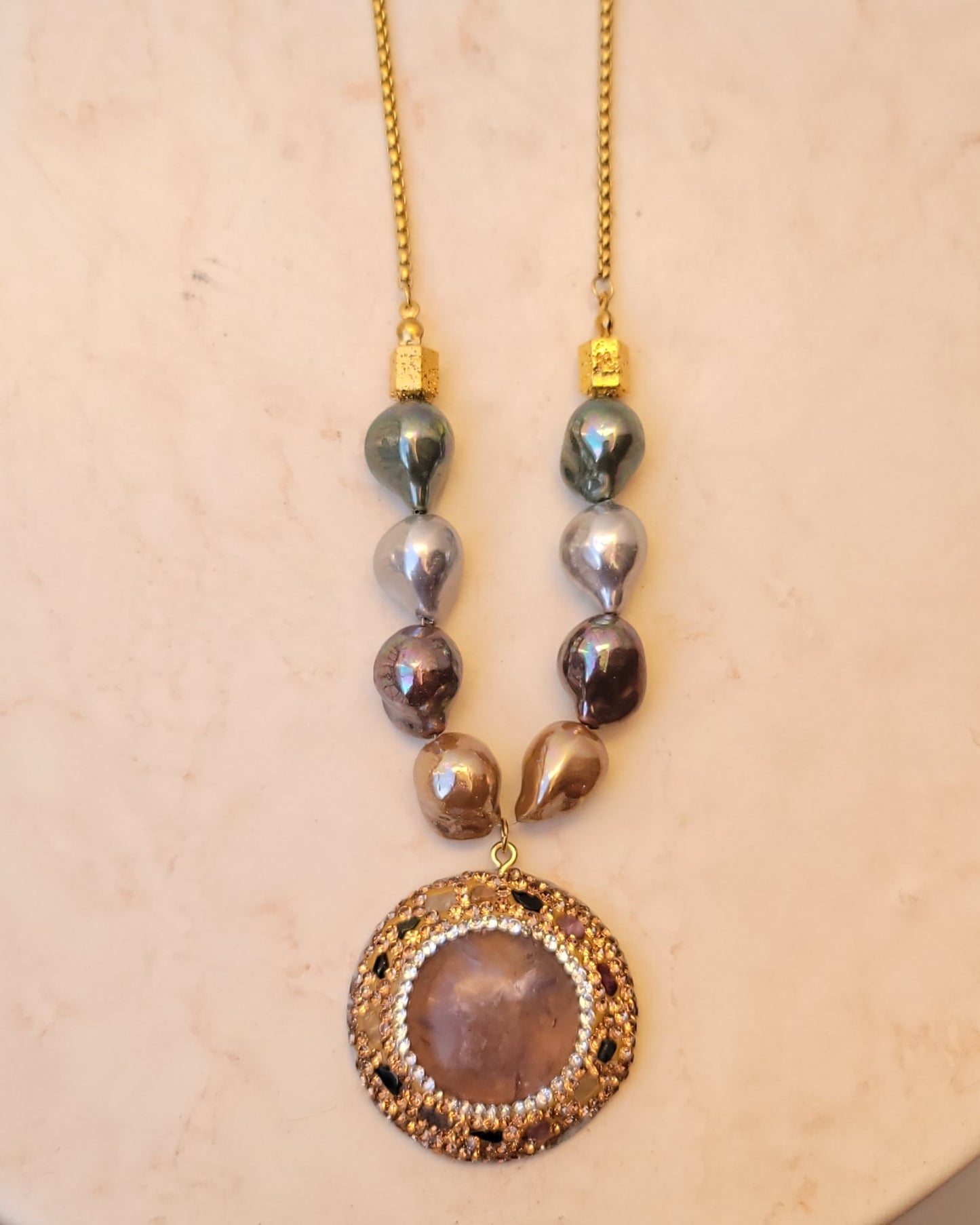 Colored Shell Pearl Necklace With Natural Stone Pendnat