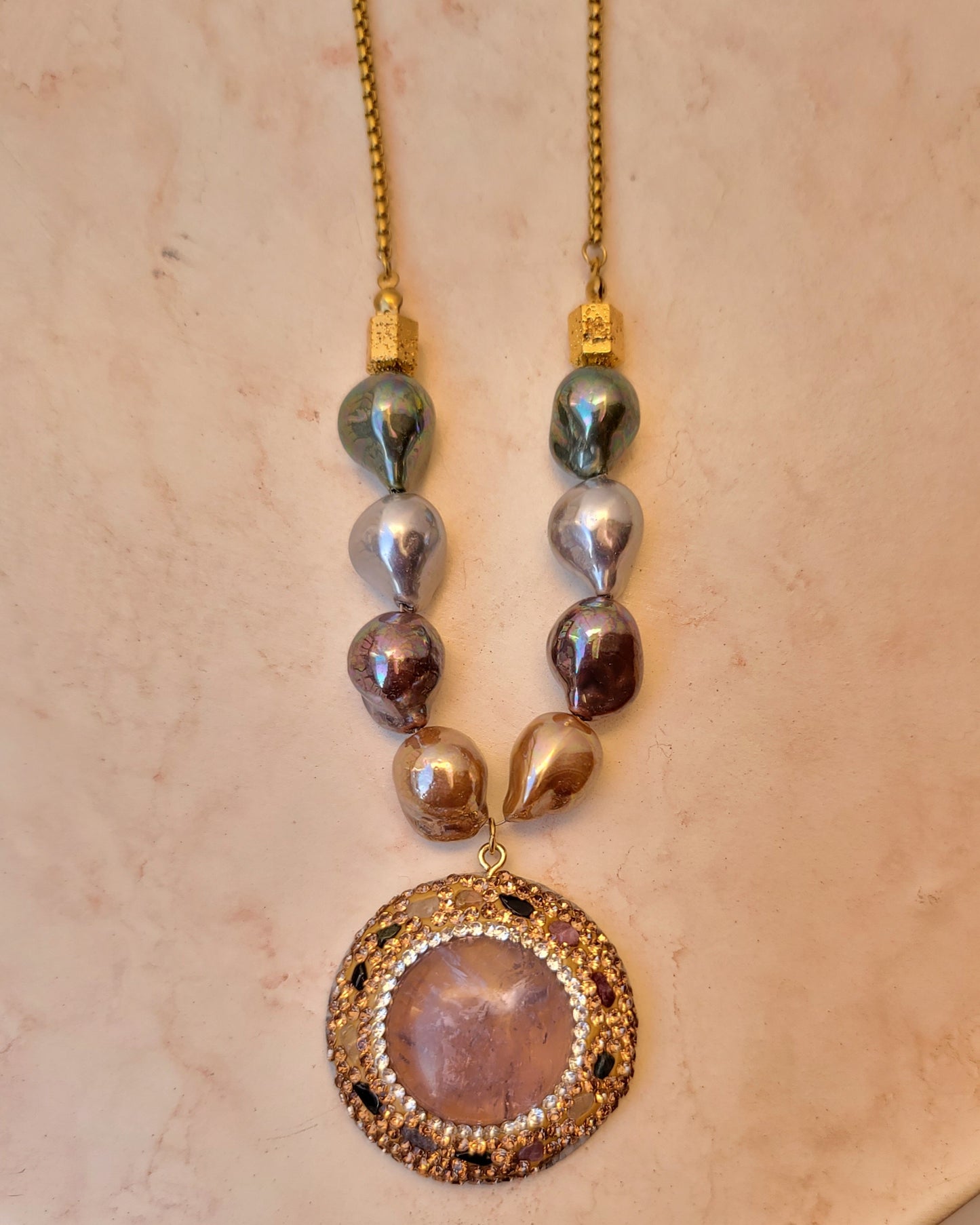 Colored Shell Pearl Necklace With Natural Stone Pendnat