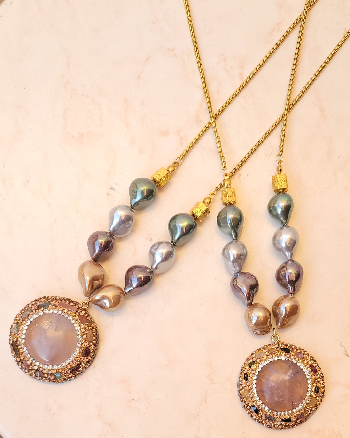 Colored Shell Pearl Necklace With Natural Stone Pendnat