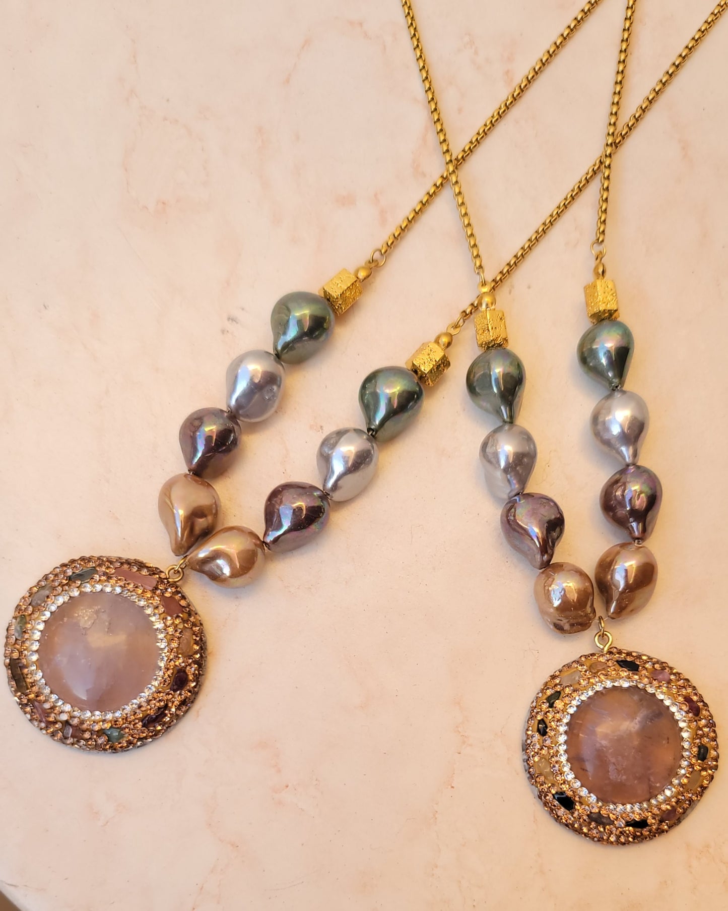 Colored Shell Pearl Necklace With Natural Stone Pendnat