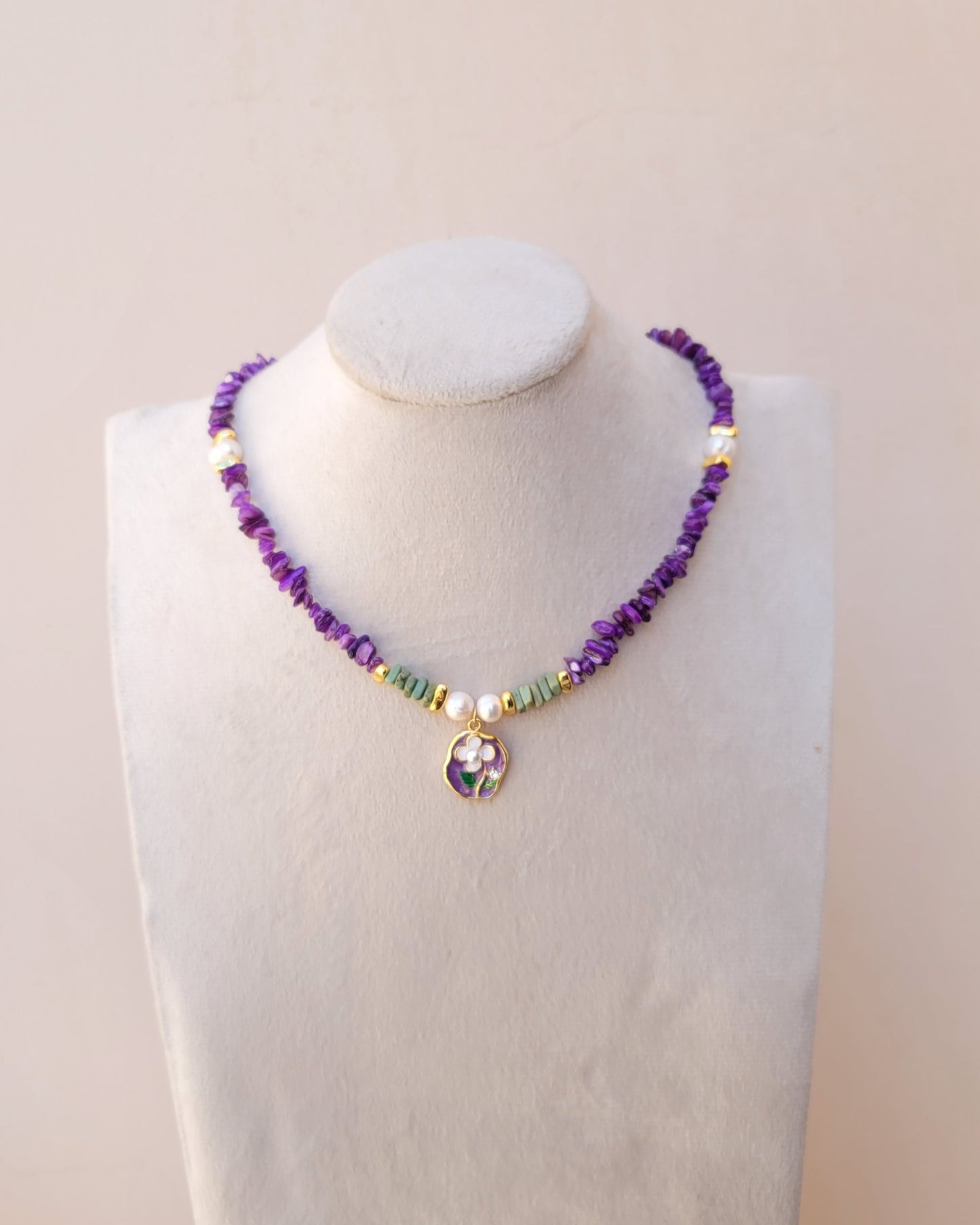 Stone Chips Necklace With Gold plated Floral Pendant