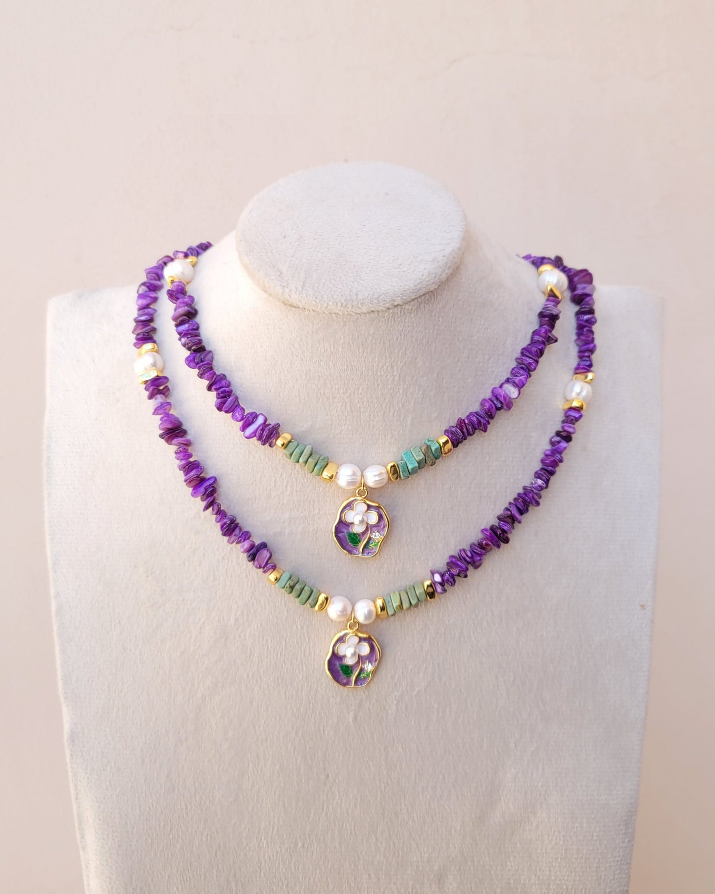 Stone Chips Necklace With Gold plated Floral Pendant