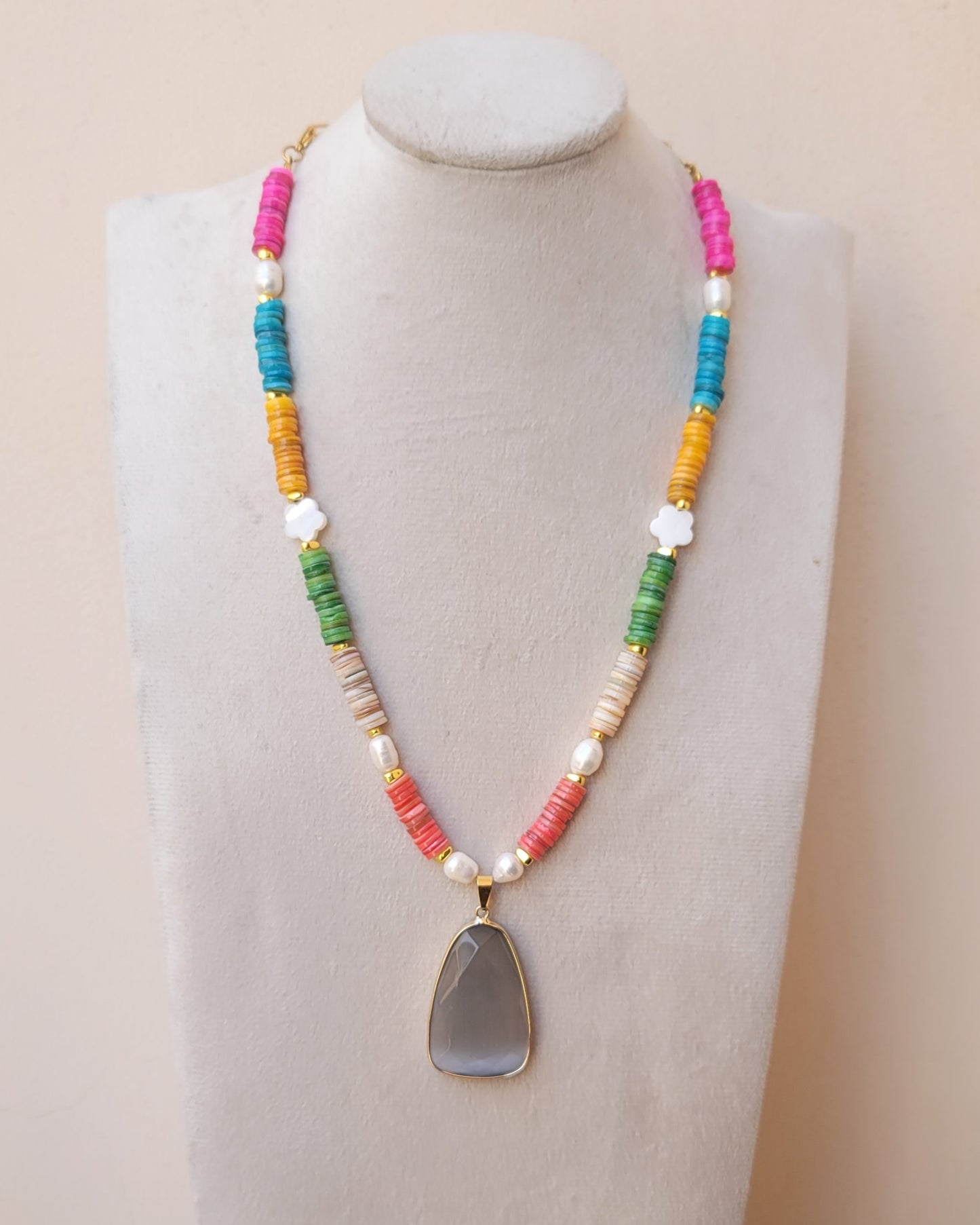 Colored Seashell Chips Necklace With Pearls