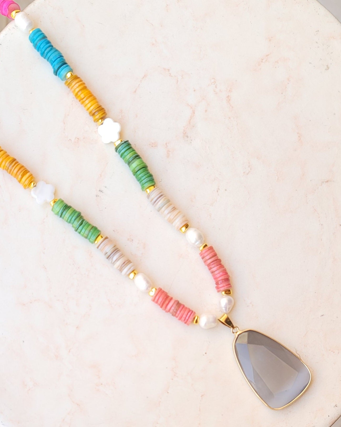 Colored Seashell Chips Necklace With Pearls