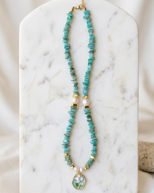 Stone Chips Necklace With Gold plated Floral Pendant